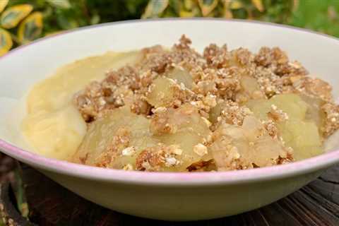 Easy apple crumble with oats recipe for a healthy Sunday roast dessert