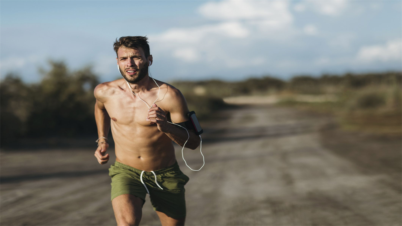 A Physique Coach Explains the 'Absolute Best' Cardio for Fat Loss